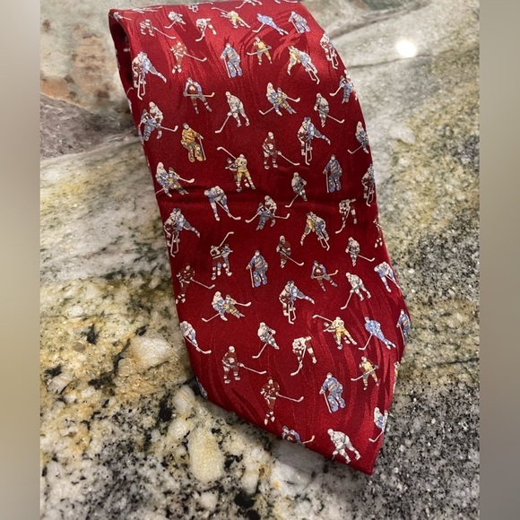 MUSEUM ARTIFACTS ALL SILK TIE IN BURGUNDY WITH HOCKEY PRINT - Picture 3 of 6